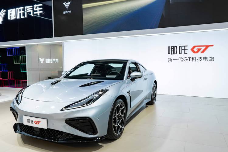 成都25哪吒汽车在智能汽车领域的表现，领途汽车在新能源汽车市场中的影响力